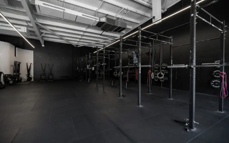 At&oacute;ra open gym facility with premium racks and equipment